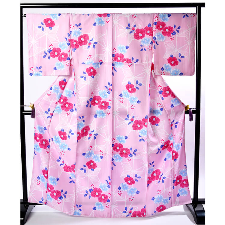 キュート&ポップ　ピンク色に麻の葉と椿の小紋　洗える着物